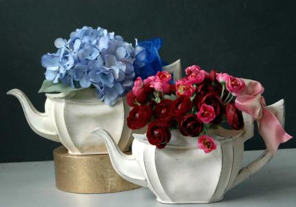 带花卉壁纸的茶壶