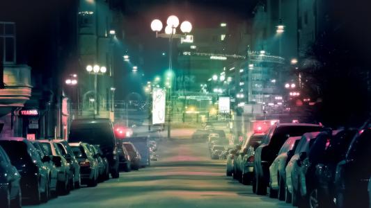 在晚上的城市街道，拥挤的道路车辆，路灯壁纸