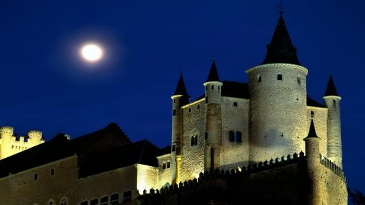 月亮在美妙的城堡壁纸