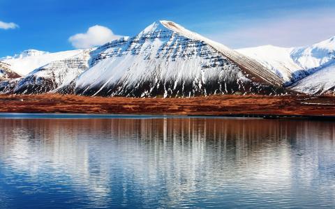 冰岛Hafnarfjall，雪山，水中倒影的壁纸