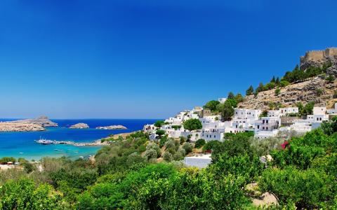 希腊，堡垒，海岸，房屋，树，蓝色的天空壁纸