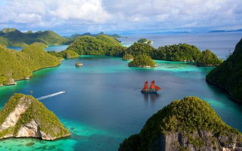印度尼西亚美丽的海岛风景，水，船，蓝天，云彩，海墙纸