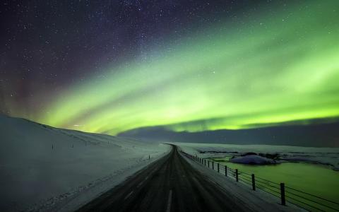 美丽的北极光，路，雪，冬天，冰岛壁纸