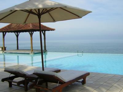 斯里兰卡椅子甲板海洋游泳池遮阳伞高清壁纸
