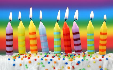 生日快乐，甜美的蛋糕，五颜六色的蜡烛，火壁纸