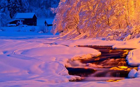 冬天，傍晚，阳光，河流，小溪，雪，房子壁纸
