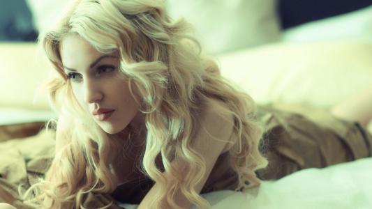 金发，卷曲的头发，妇女，蓝色的眼睛，躺在前面壁纸
