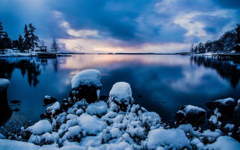 美丽的夜晚雪，斯德哥尔摩，瑞典，平静的湖面，寒冷的冬天，蓝色的天空壁纸