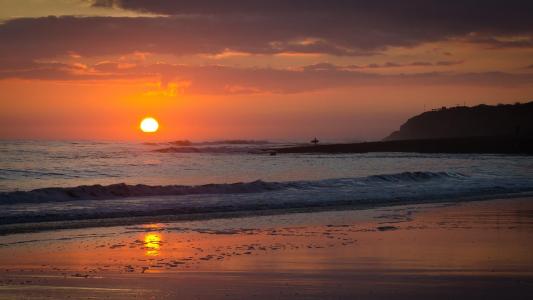 去冲浪在日落在圣克鲁斯海滩壁纸