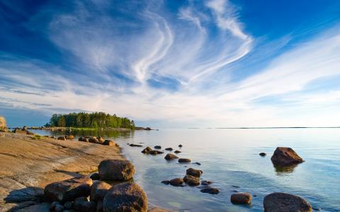 芬兰风景，岛上，树木，沙滩，海，蓝天，云壁纸