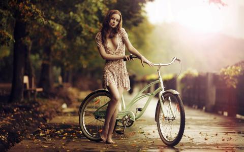美丽的赤脚女孩，自行车，秋季壁纸