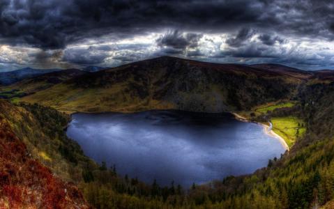 爱尔兰，小山，湖，森林，景观，云，黑暗的壁纸