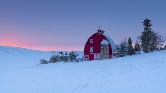 红色谷仓筒仓在冬天的日落壁纸