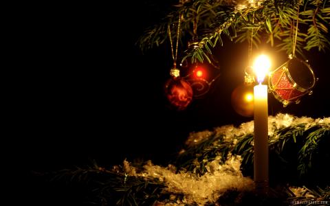 圣诞树壁纸上的蜡烛灯