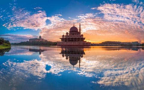 神奇的Putra清真寺在马来西亚日落壁纸
