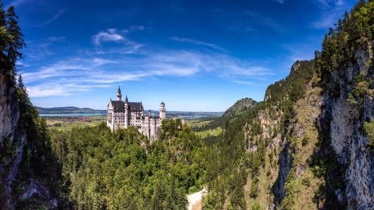 德国，巴伐利亚，新天鹅城堡，山，树，蓝天壁纸