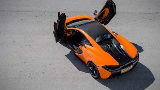 迈凯轮570s橙色超级跑车壁纸上看，门开了