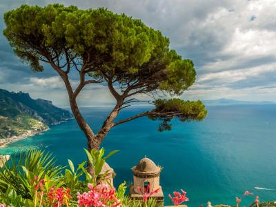 意大利，拉韦洛，蓝色的大海，船，山，树木的壁纸