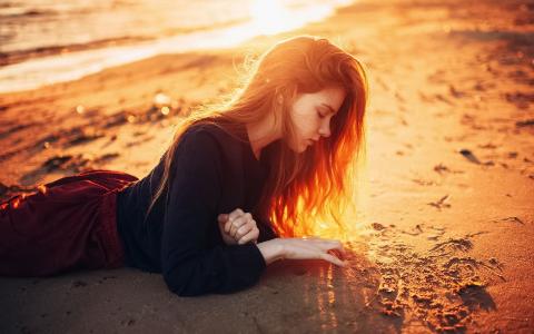 长发女孩躺在沙滩上，阳光，黄昏壁纸