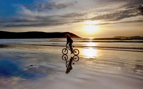 自行车日落海滩倒影海洋高清壁纸