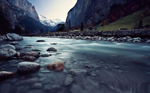 瑞士，劳特布龙嫩，美丽的风景，河流，岩石，山脉，房屋壁纸