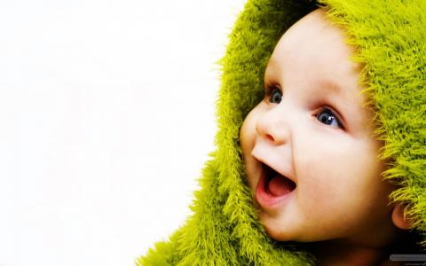 在绿色的毛巾壁纸笑婴儿