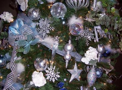 树，圣诞装饰品，饰品，雪花，冰柱，丝带，新的一年，假日壁纸