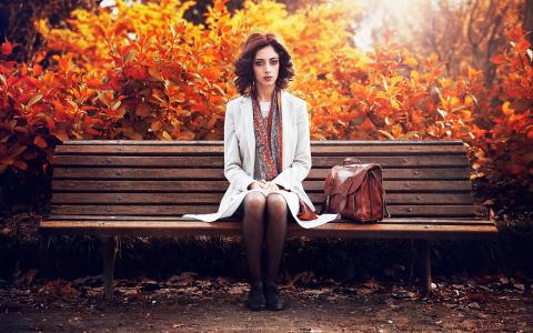 时尚红头发的女孩，外套，围巾，秋季，法国壁纸