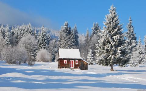 美妙的红色修剪小屋在冬季壁纸
