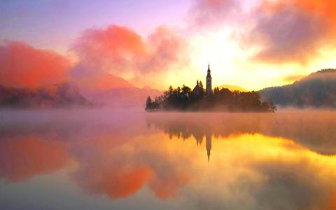 布莱德湖，斯洛文尼亚西北部，温暖的早晨的阳光，雾的壁纸