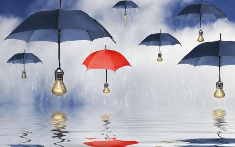 蓝色的遮阳伞，遮阳伞，灯，雨，水，反射壁纸