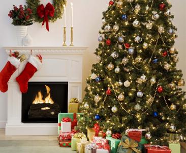 圣诞树，装饰，礼品，壁炉，花圈，丝袜，舒适，家庭壁纸