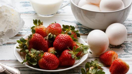 草莓，鸡蛋，牛奶壁纸