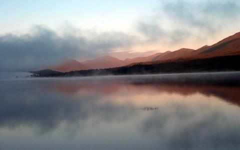 清晨的湖面上的雾