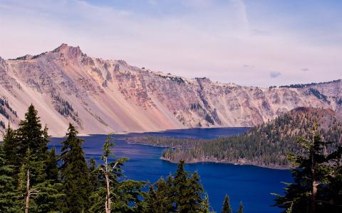 火山口湖，俄勒冈州，美国，天空，湖泊，山，树木的壁纸