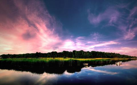 神奇的景色，平静的湖面，小船，植物，树木，云彩，紫色的天空壁纸