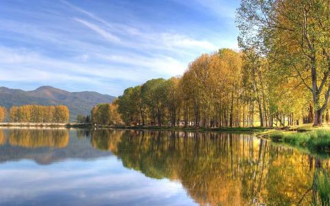 公园秋色湖泊，幽静的环境，树木，山脉，水中的倒影壁纸