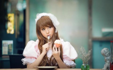 美丽的亚洲女孩吃蛋糕，可爱的礼服壁纸