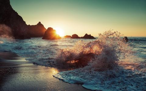 海浪，喷雾，海滩，岩石，太阳壁纸