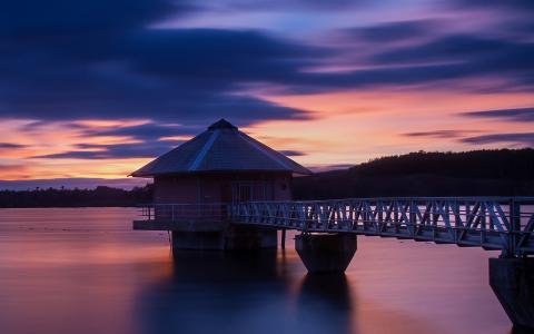 日落风景，湖，房子，桥，紫色的天空壁纸