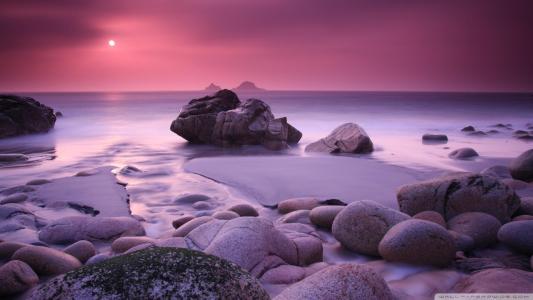 迷人的紫色岩石海滩壁纸