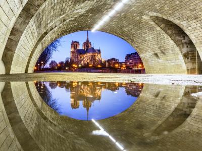 法国，巴黎，巴黎圣母院，桥下，水中的倒影壁纸