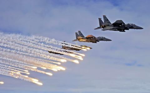 F 15E Strike Eagles Launch Chaffs & Flares HD wallpaper