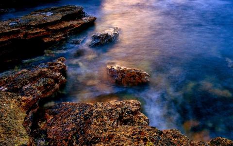 多岩石的海岸（苏格兰、英国）壁纸