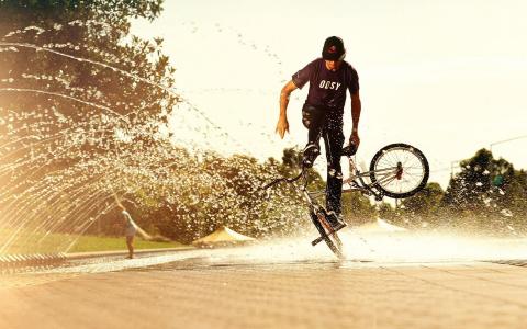 运动自行车男子男孩水喷雾真棒照片壁纸