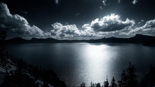 BW Lake Clouds Landscape高清壁纸