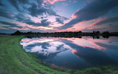 英国英格兰，湖岸美丽的风景，夕阳的天空云壁纸