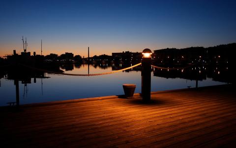 在拉赫蒂在芬兰港湾Lahti的夜晚码头日落高清壁纸