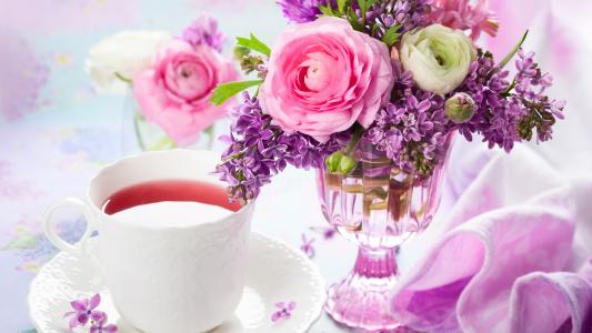 一杯茶，丁香花和玫瑰，花束，花瓶壁纸