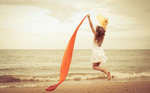 快乐女孩跳跃，心情，白色连衣裙，红丝带，海滩，海洋壁纸